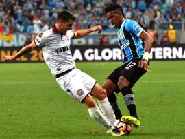 Alejandro Silva (Lanus) face à Cortez (Gremio) lors de la finale aller à Porto Alegre. AFP