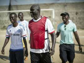 George Weah joue au foot avec des amis à Paynesville (banlieue de Monrovia), le 30 avril 2016. AFP