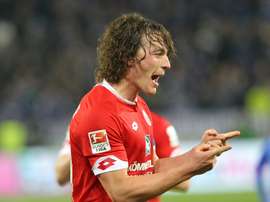 Le capitaine de Mayence Julian Baumgartlinger après avoir marqué un but décisif contre Schalke 04 à la Coface Arena, le 12 février 2016