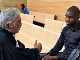 Le joueur de Toulouse Odsonne Edouard et son avocat, le 13 juin 2017 à Toulouse. AFP