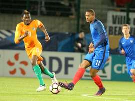 Le Français Sébastien Haller (d) lors dun match amical avec les Espoirs face à la Côte dIvoire, le 10 novembre 2016 à Beauvais