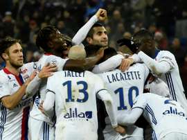 Les Lyonnais se congratulent après un but contre Angers, le 21 décembre 2016 au Parc OL. AFP