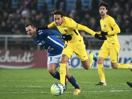 Liénard à la lutte avec Neymar. AFP