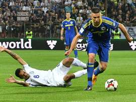 Vedad Ibisevic, avec la Bosnie Herzégovine, déborde le Grec Zeka, en match de qualification. AFP