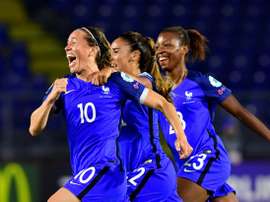 Camille Abily exulte avec ses coéquipières après avoir égalisé pour les Bleues face à la Suisse. AFP