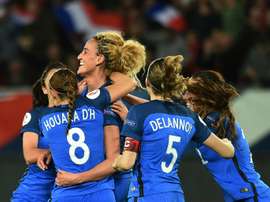 La joie des Françaises après le but de Kheira Hamraoui face à lUkraine, en qualifications à lEuro -2017, le 11 avril 2016 à Valenciennes
