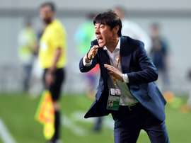 Le sélectionneur sud-coréen Shin Tae-yong donne des consignes lors d'un match de qualification. AFP