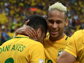 Dani Alves sait que Neymar retournera à Barcelone. AFP