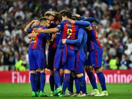 Les joueurs du Barça se congratulent après l'un des deux buts inscrits par Lionel Messi en Liga. AFP