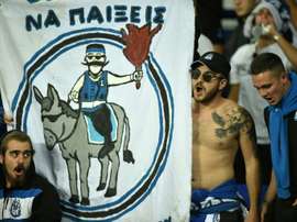 Des supporters du club chypriote de l'Apollon Limassol lors d'un match contre Everton. AFP