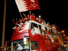 L'équipe du Qatar sacrée championne dAsie défile à bord dun bus dans les rues de Doha. AFP