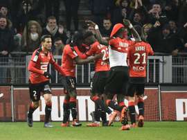 Los jugadores del Rennes celebran el gol del empate ante el Lyon. AFP