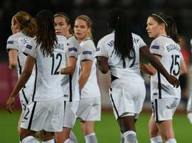 Elise Bussaglia, buteuse contre la Roumanie, congratulée par ses coéquipières de léquipe de France, le 8 avril 2016 à Pitesti