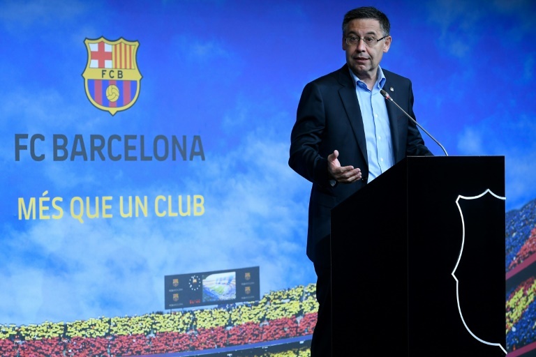 Las 20.000 firmas recogidas habrían hecho que Bartomeu se plantee dimitir. AFP