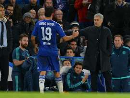 José Mourinho (d), alors entraîneur de Chelsea, félicite son attaquant Diego Costa lors du match de Ligue des champions face à Porto, le 9 décembre 2015 à Stamford Bridge