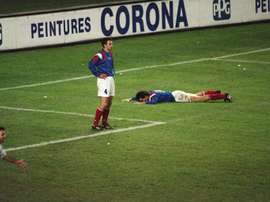 Roche et Blanc abattus après l'élimination des 'Bleus' du Mondial-1994 par la Bulgarie. AFP