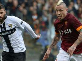 Le milieu de Parme Antonio Nocerino (G) et le milieu de lAS Rome lors du match de Serie A Roma - Parma, le 15 février 2016 au Stadio Olimpico de Rome