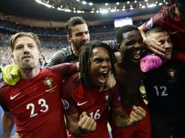 Adrien Silva, avec Renato Sanches, Rui Patricio après la victoire finale à l'Euro. AFP