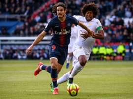 Dante, au marquage de lattaquant du PSG Edinson Cavani. AFP