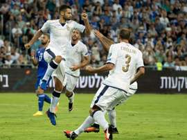 Le milieu italien Antonio Candreva (g), auteur dun penalty face à Israël en qualifications pour le Mondial-2018, le 5 septembre 2016 à Haïfa