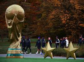 Les champions du monde français et leur entraîneur Didier Deschamps (c), à Clairefontaine. AFP