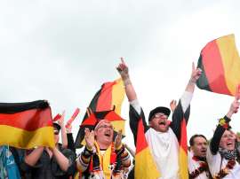 Des supporters allemand en liesse, le 12 juin 2016 à Berlin lors de la victoire. AFP