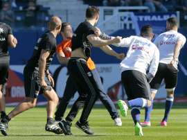 Vários incidentes ao longo da partida levam ao seu adiamento. AFP