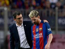 Lionel Messi quitte la pelouse, blessé lors du choc Barça-Atletico, le 21 septembre 2016. AFP
