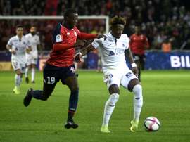 Nicolas Pepe (g) à la lutte avec le défenseur suisse de Toulouse François Moubandje. AFP