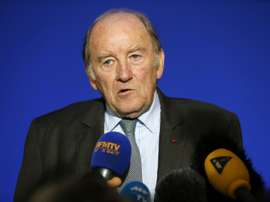 Le président du comité dorganisation de lEuro-2016 Jacques Lambert en conférence de presse après un entretien avec le ministre de lIntérieur, le 23 mai 2016 à Paris