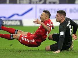 Rafinha (g) à la lutte avec lattaquant de Francfort Luka Jovic. AFP