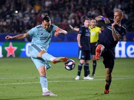 Zlatan Ibrahimovic (g) du Los Angeles Galaxy à la lutte avec Aljaz Struna. AFP