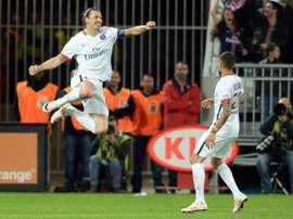 Ibrahimovic fue el encargado de abrir la lata en el choque. AFP