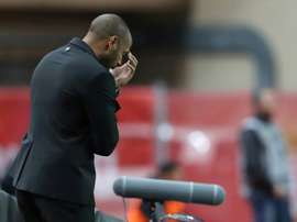 A Thierry Henry le crecen los enanos. AFP/Archivo