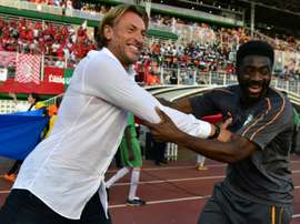 Le sélectionneur du Maroc Hervé Renard plaisante avec Habib Kolo Touré, son homologue adjoint. AFP