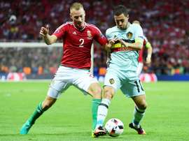 Le défenseur hongrois Adam Lang à la lutte avec l'attaquant Eden Hazard lors de l'Euro-2016. AFP