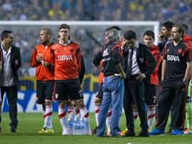 Joueurs de River attendant la décision de l'arbitre suite aux violences lors du match contre Boca.