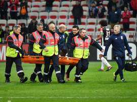 Le défenseur portugais de Lille Edgar Ié sort sur civière à Nice. AFP