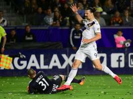Zlatan Ibrahimovic à la lutte avec le gardien des New York Red Bulls Luis Robles. AFP