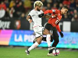 Hatem Ben Arfa (d), à la lutte avec le milieu de Dijon, Valentin Rosier. AFP