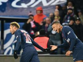 Mbappé y Neymar volvieron a juguetear. AFP