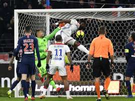 Moussa Dembélé égalise de la tête face au PSG. AFP