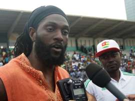 Adebayor podría rendirse a la evidencia y rebajarse al fútbol emiratí. AFP