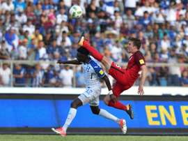 Le joueur du Honduras, Alberth Elis et l'Américain Matt Besler au cours du match. AFP