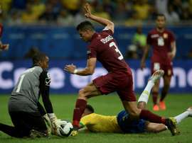 La défense du Venezuela, Wuilker Farinez et Yordan Osorio et les attaquants du Brésil. 18/06/19 AFP