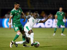 Riyad Mahrez (g) à la lutte avec celui du Sénégal lors de la CAN-2019. AFP