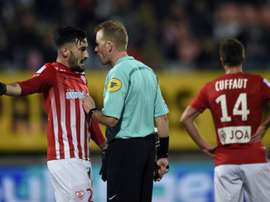 Le Nancéien Erick Cabaco sermonné par larbitre Olivier Thual, lors du match contre Dijon à Nancy, le 19 novembre 2016