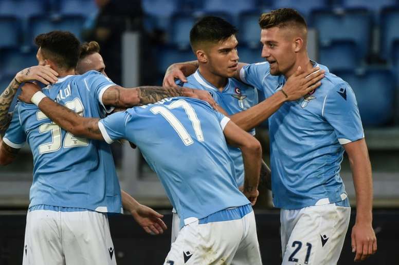 Sergej Milinkovic-Savic (N.21) est congratulé par ses coéquipiers après son but dans la victoire de la Lazio sur Lecce, le 10 novembre 2019 à Rome.