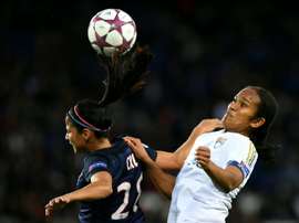 Shirley Cruz face à la Lyonnaise Wendie Renard en Ligue des champions, au Parc des Princes. AFP