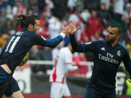 Lailier du Real Madrid Gareth Bale (g), félicité par son coéquipier Jesé après un but sur la pelouse du Rayo Vallecano, le 23 avril 2016